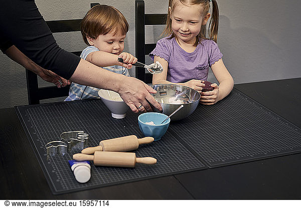 Kinder  die zu Hause Seife herstellen