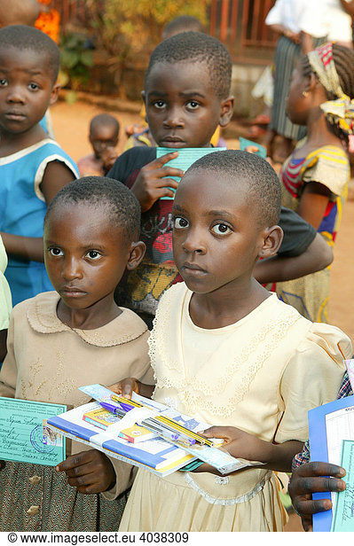 Kinder erhalten Schulmaterial  Frauenbildungszentrum  Bamenda  Kamerun  Afrika
