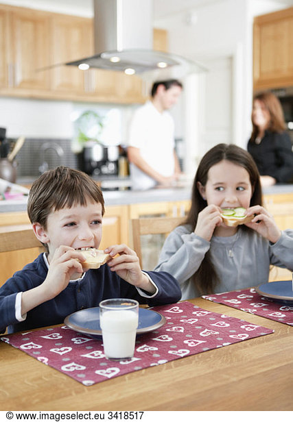 Kinder essen Sandwich