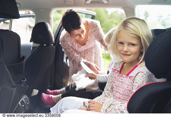 Kinder im Auto sitzend