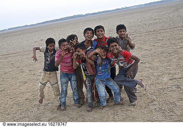 Kinder im Fischerdorf Narayan Sarovar  Bezirk Kutch  Gujarat  Indien.