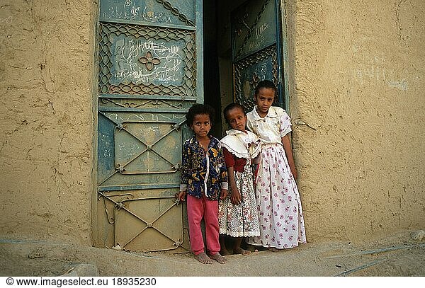 Kinder im Hausmoor  Al-Hajarayn  Jemen  Asien