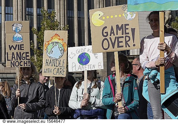 Kinder mit Transparenten  Demonstration für Klimaschutz  Fridays for Future  Düsseldorf  Nordrhein-Westfalen  Deutschland  Europa