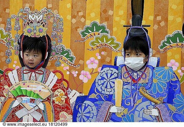 Kinder schauen durch Loch einer Kulisse  Andenken  Souvenir  Mundschutz  Kaiserpaar  Miyajima  Japan  Asien