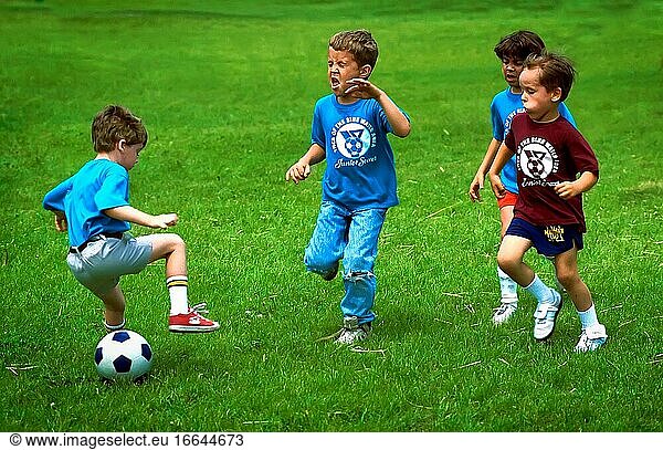 Kinder spielen Fußball Futbol Fußball Aktion Port Huron Michigan.