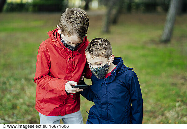 Kinder spielen mit ihrem Smartphone