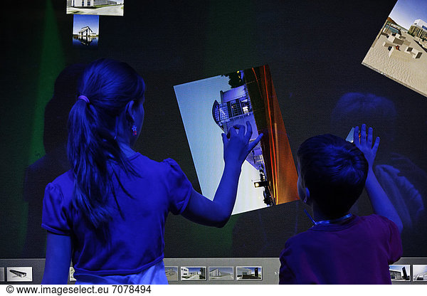 Kinder steuern Software durch Ber¸hrung und mit Gesten  Touch Screen  Ideenpark 2012  Technik-Erlebniswelt  Essen  Ruhrgebiet  Nordrhein-Westfalen  Deutschland  Europa