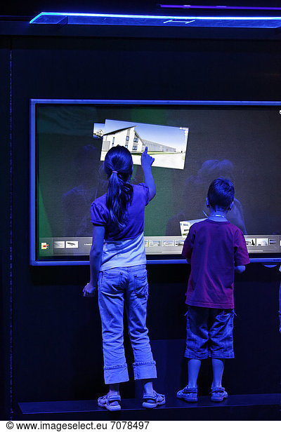 Kinder steuern Software durch Ber¸hrung und mit Gesten  Touch Screen  Ideenpark 2012  Technik-Erlebniswelt  Essen  Ruhrgebiet  Nordrhein-Westfalen  Deutschland  Europa