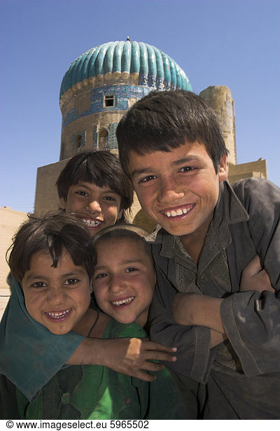 Kinder vor dem Schrein von Khwaja Abu Nasr Parsa  erbaut im späten Timuriden Stil  Balkh (Mutter der Städte)  Afghanistan  Asien