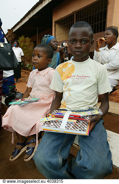 Kinder zeigen ihr neues Schulmaterial  Frauenbildungszentrum  Bamenda  Kamerun  Afrika