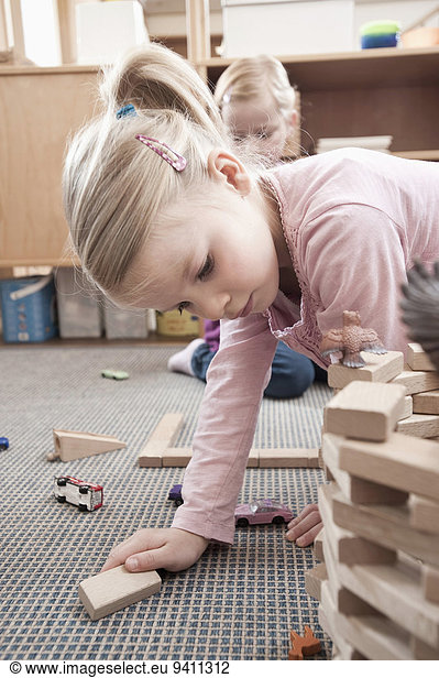 Kindergarten klein Ziegelstein Mädchen spielen