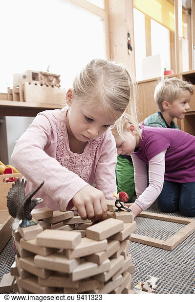 Kindergarten klein Ziegelstein Mädchen spielen