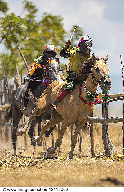 Kinderjockeys beim traditionellen Pferderennen