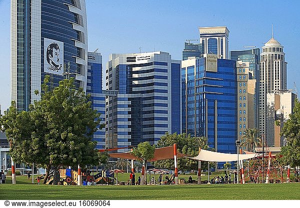 Kinderspielplatz und moderne Skyline des zentralen Finanzbezirks West Bay  Corniche-Promenade im Sheraton-Park Doha  Katar  Naher Osten.