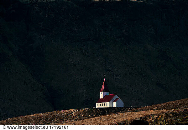 Kirche am dunklen Berghang