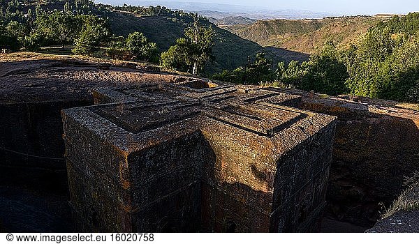 Kirche des Heiligen Georg (Amharisch: Bete Giyorgis oder Biet Giyorgis). Sie gehört zu den bekanntesten und zuletzt errichteten der elf Felsenkirchen in der Gegend von Lalibela und wird auch als achtes Weltwunder bezeichnet. Lalibela. Äthiopien.