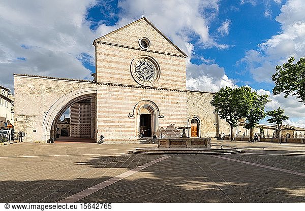 Kirche des Heiligen Grabes der Heiligen Klara  Basilika Santa Chiara  Assisi  Provinz Perugia  Umbrien  Italien  Europa