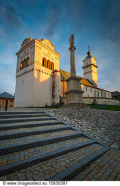 Kirche  Glockenturm und Rathaus auf dem Hauptplatz von Spisska Sobota.
