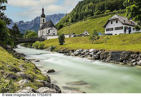 Kirche im Dorf Ramsau im Berchtesgadener Land  Ramsau  Bayern  Deutschland  Europa