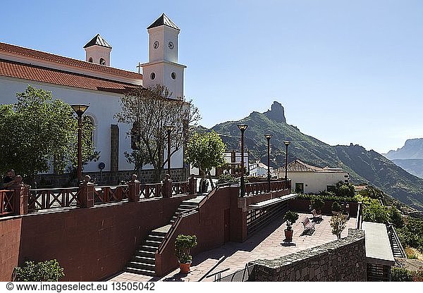 Kirche Nuestra Señora del Socorro  Tejeda  hinter dem Felsen Roque Bentayga  Barranco de Tejeda  Gran Canaria  Kanarische Inseln  Spanien  Europa