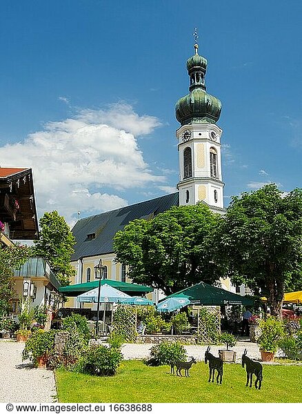 Kirche Sankt Pankratius. Dorf Reit im Winkl im Chiemgau in den bayerischen Alpen. Europa  Deutschland  Bayern.