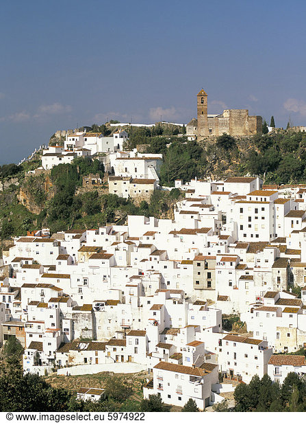 Kirche und weißen Dorf direkt am Berghang  Casares  Malaga  Costa Del Sol  Andalusien (Andalusien)  Spanien  Europa