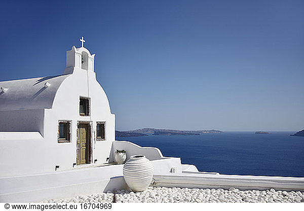 Kirche von Santorini Griechenland mit Blick auf das Meer