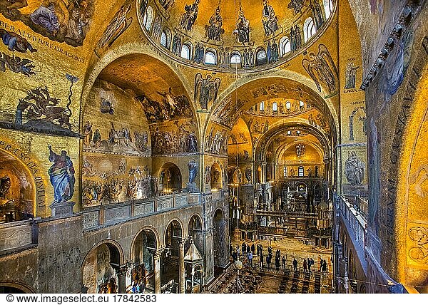 Kirchenschiff im Markusdom mit Wänden voller Goldmosaike  Venedig  Venetien  Adria  Norditalien  Italien  Europa