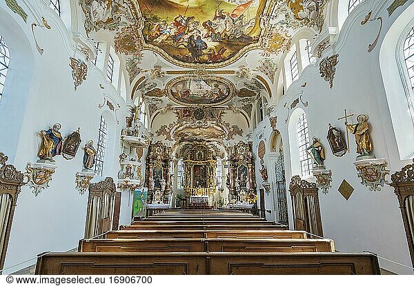 Kirchenschiff mit Altarraum  Kirche St. Ulrich  Eresing  Oberbayern  Bayern  Deutschland  Europa