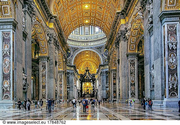 Kirchenschiff mit Hauptaltar im Petersdom  Rom  Latium  Mittelitalien  Italien  Europa