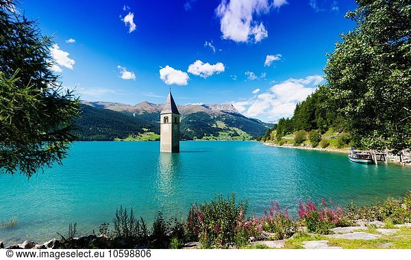 Kirchturm im türkisfarbenen See  Trentino Südtirol  Italien