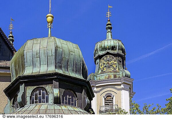Kirchturm mit Uhren  Stadtpfarrkirche St. Peter und Paul  Dom des Westallgäus?  neobarocke Kirche von 1914  Lindenberg  Allgäu  Bayern  Deutschland  Europa