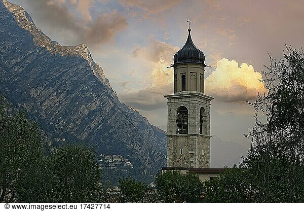 Kirchturm San Benedetto am Abend  Limone Sul Garda  Brescia  Gardasee West  Lombardei  Italien  Europa