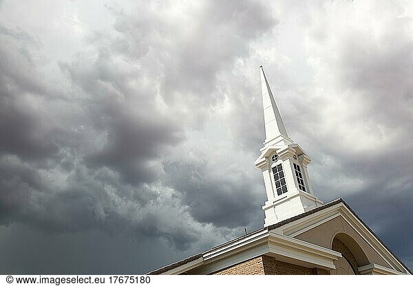 Kirchturm unter bedrohlich stürmischen Gewitterwolken