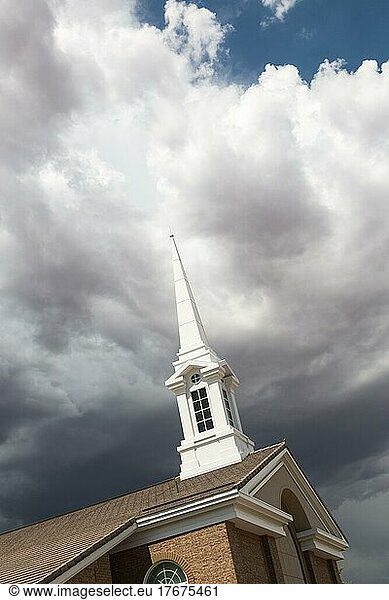 Kirchturm unter bedrohlich stürmischen Gewitterwolken
