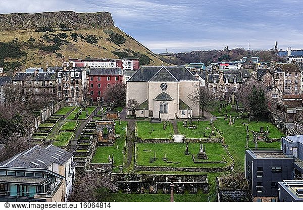 Kirk of the Canongate und Friedhof in Edinburgh  der Hauptstadt von Schottland  Teil des Vereinigten Königreichs  Ansicht mit Holyrood Park im Hintergrund.