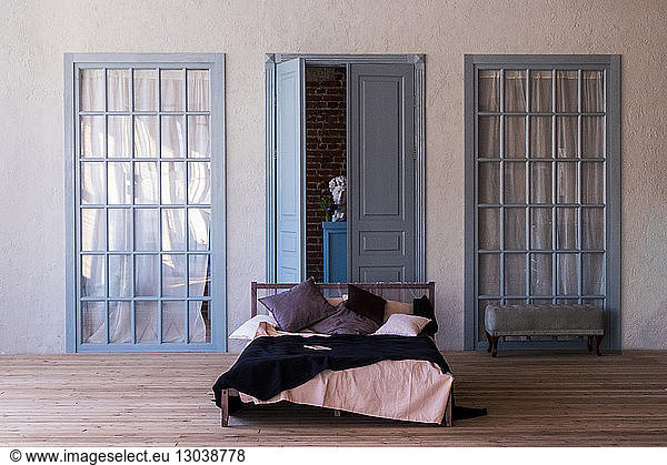 Kissen im Bett gegen Türen zu Hause