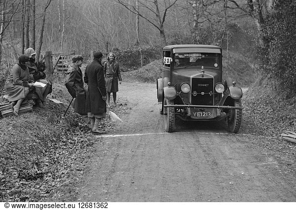 Kittu Brunell beobachtet einen Donnet der an der Sunbeam Motor Car Club Bognor Trial teilnimmt 1929. Künstler: Bill Brunell.