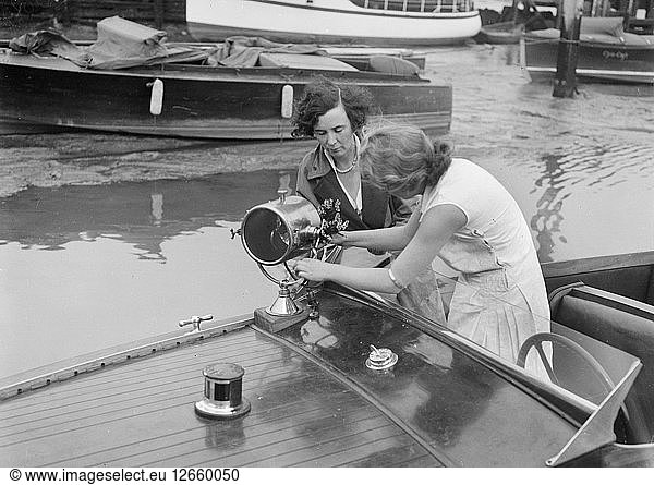 Kitty Brunell in einer Barkasse der British Power Boat Company  Hythe  Hampshire  1927. Künstler: Bill Brunell.