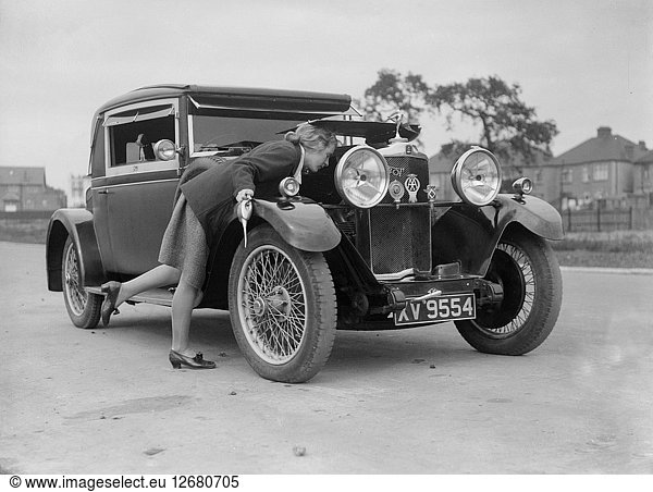 Kitty Brunell schaut unter die Motorhaube eines Talbot 14/45 Sportcoupés  um 1928. Künstler: Bill Brunell.