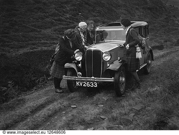 Kitty Brunell testet eine Standard Little Twelve Limousine auf der Straße  um 1932. Künstler: Bill Brunell.