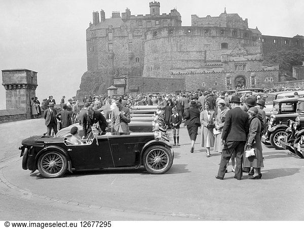 Kitty Brunell und ihr MG Magna auf der Castle Esplanade  Edinburgh  RSAC Scottish Rally  1932. Künstler: Bill Brunell.