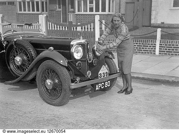 Kitty Brunell und ihr siegreicher AC 4-Sitzer Tourer  RAC Rallye  März 1933. Künstler: Bill Brunell.