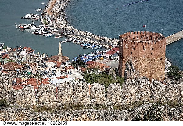 Kizikule ist ein achteckiger Turm in Alanya. Kizilkule wurde 1226 von einem syrischen Architekten im Auftrag von Sultan Alaeddin erbaut. Heute beherbergt er ein ethnografisches Museum mit alten Teppichen und Waffen. Blick auf den Roten Turm im Hafen. Alanya  Türkei.