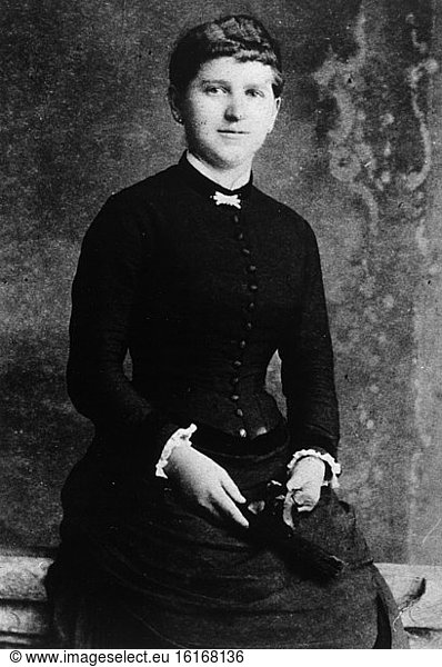 Klara Hitler / Portrait Photo / 1885 Klara Hitler / Portrait Photo