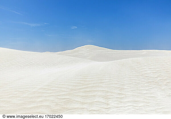 Klarer blauer Himmel über weißen Sanddünen