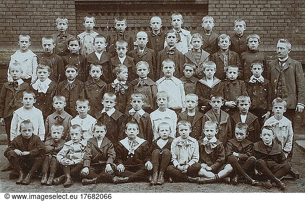 Klassenfoto  Schulklasse  Jungenklasse mit Lehrer  1910  Deutschland  digital restaurierte Reproduktion einer Vorlage aus dem 19. Jahrhundert  Originaldatum nicht bekannt  Europa