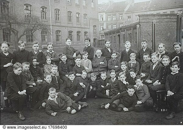 Klassenfoto  Schulklasse  Jungenklasse mit Lehrer  1920  Deutschland  Historisch  digital restaurierte Reproduktion einer Vorlage aus dem frühen 20. Jahrhundert  genaues Datum unbekannt  Europa