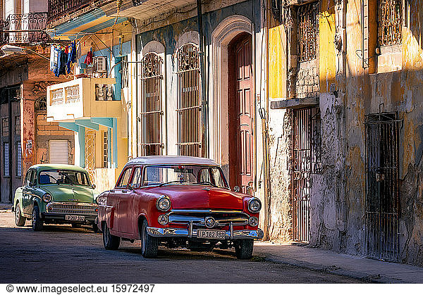 Klassische alte Autos  Altstadt  Havanna  Kuba  Westindische Inseln  Karibik  Mittelamerika