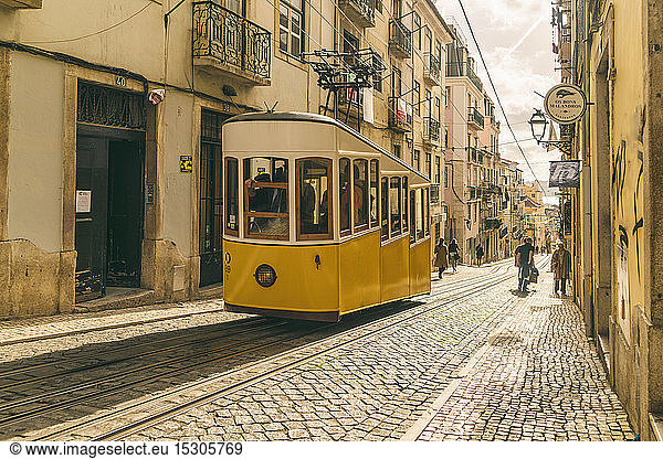 Klassische Straßenbahnkabelbahn in Lissabon  Portugal